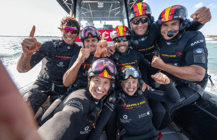 Tripulação do Los Gallos SailGP Team comemorando na água